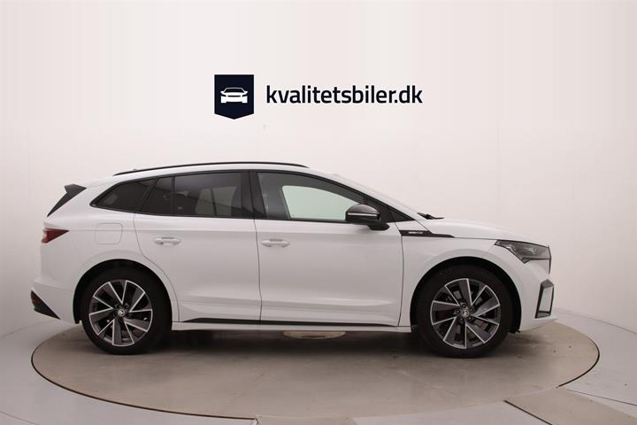 Hvid Skoda Enyaq fra 2023