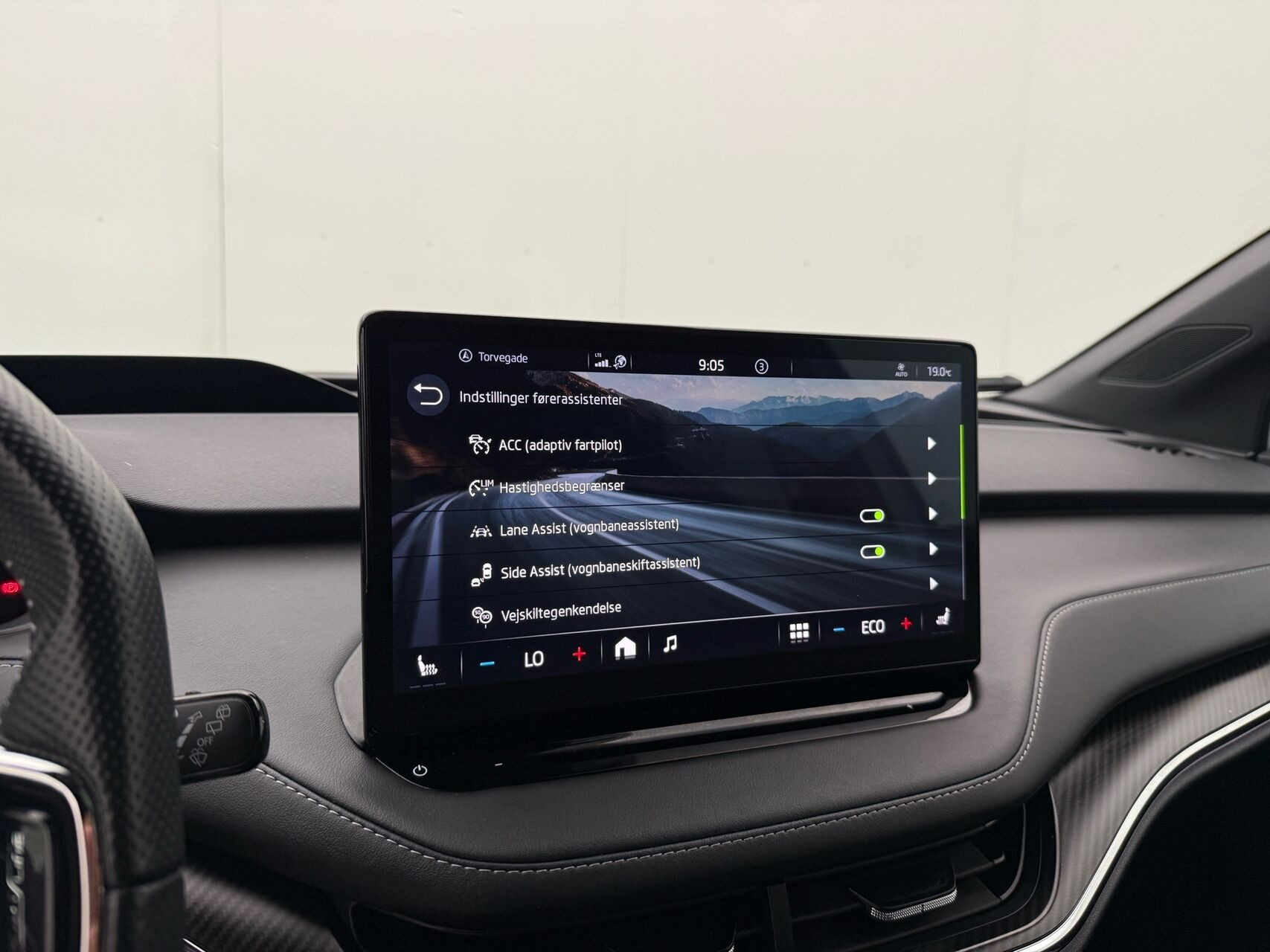 Hvid Skoda Enyaq fra 2023