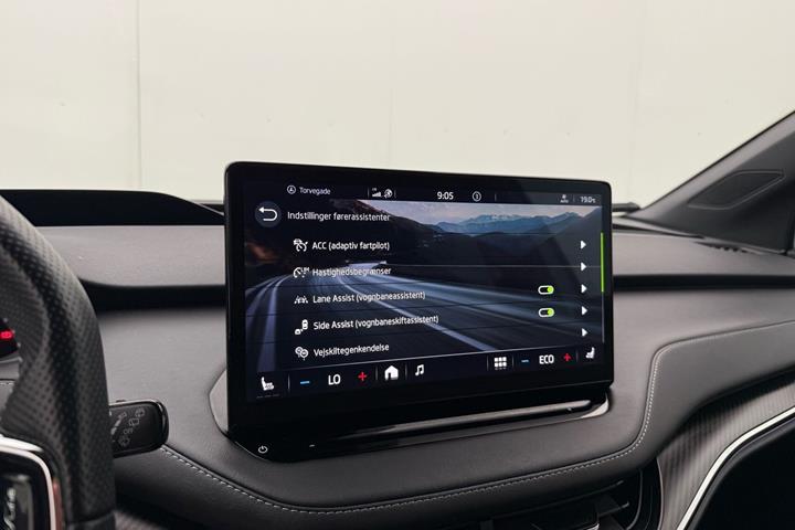 Hvid Skoda Enyaq fra 2023