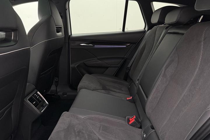 Hvid Skoda Enyaq fra 2023