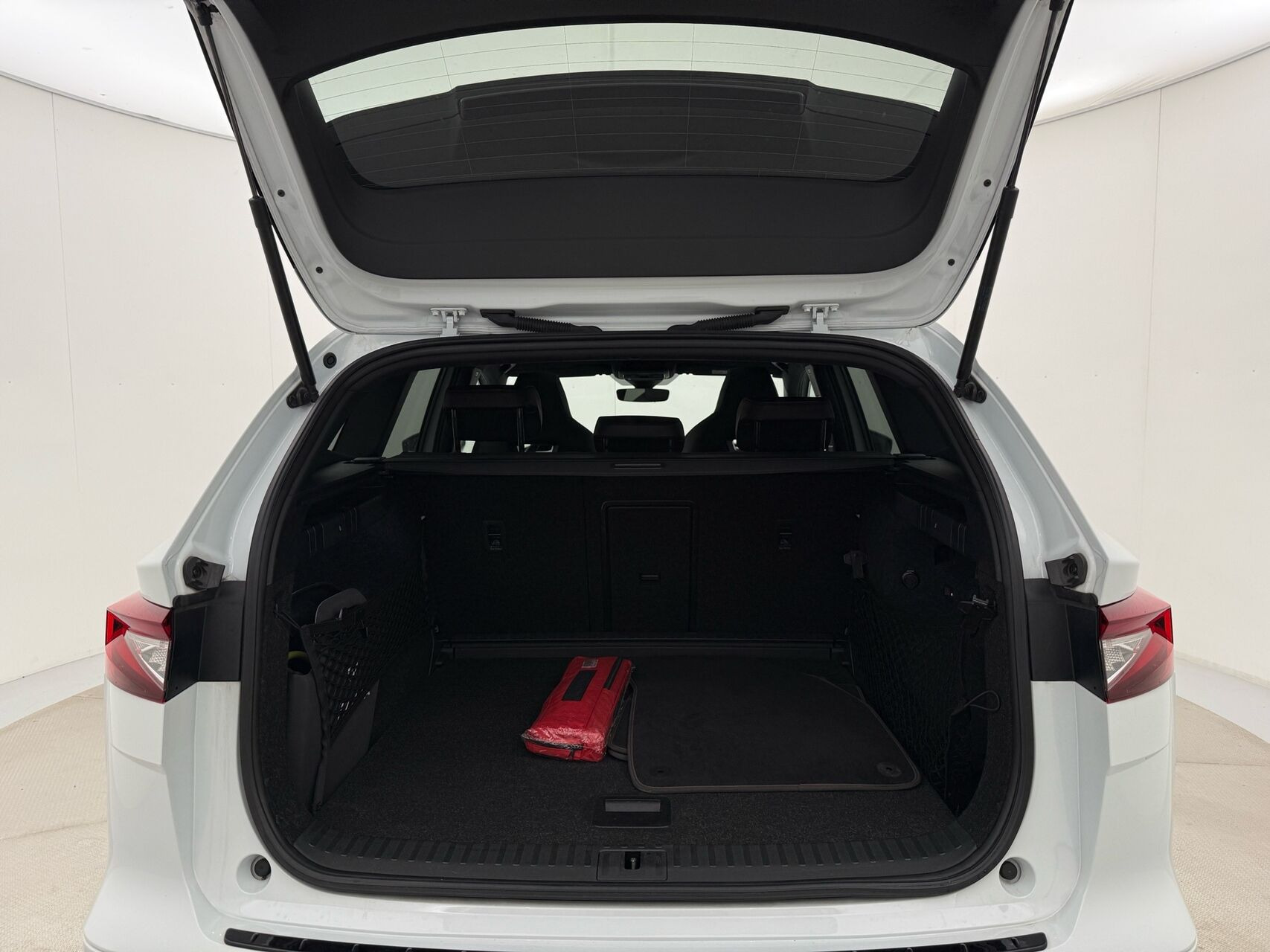 Hvid Skoda Enyaq fra 2023