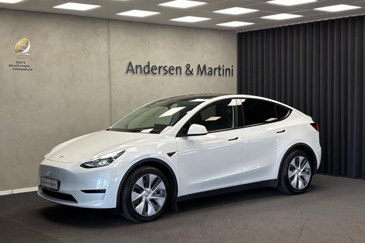 Hvid Tesla Model Y fra 2023