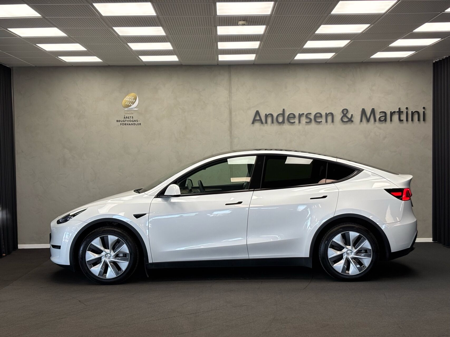 Hvid Tesla Model Y fra 2023