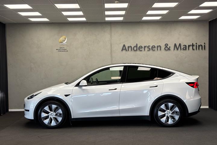 Hvid Tesla Model Y fra 2023