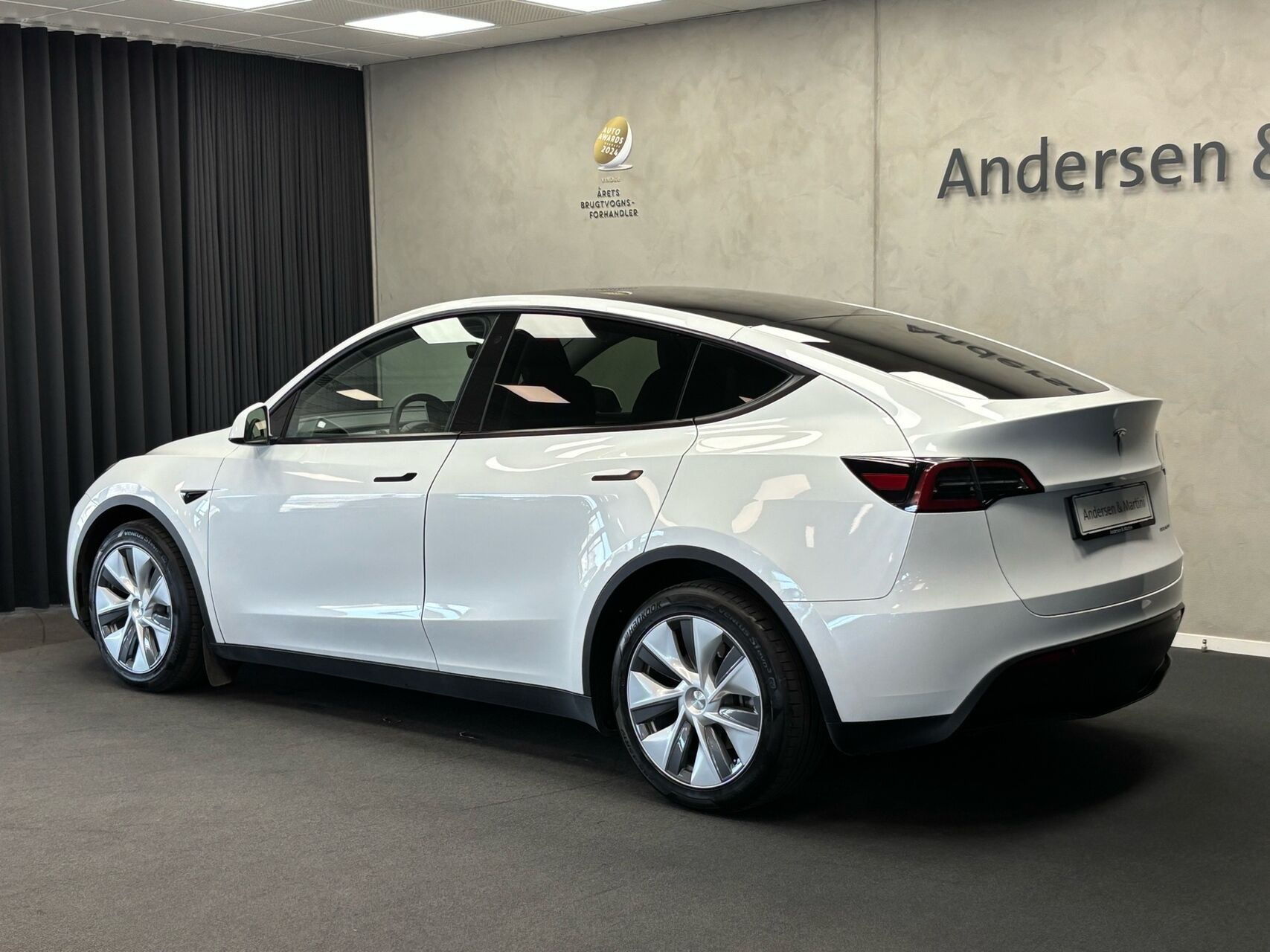Hvid Tesla Model Y fra 2023