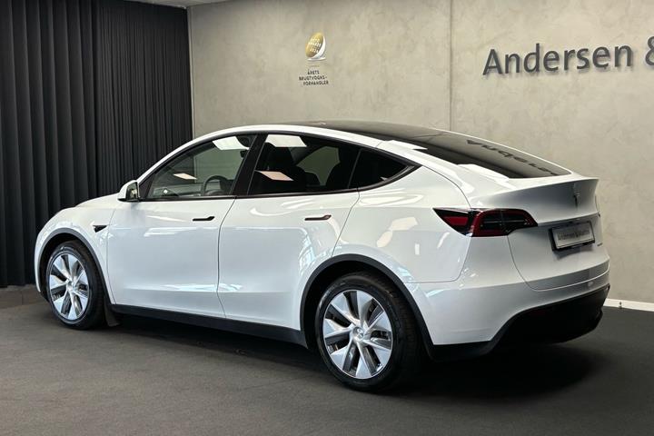 Hvid Tesla Model Y fra 2023
