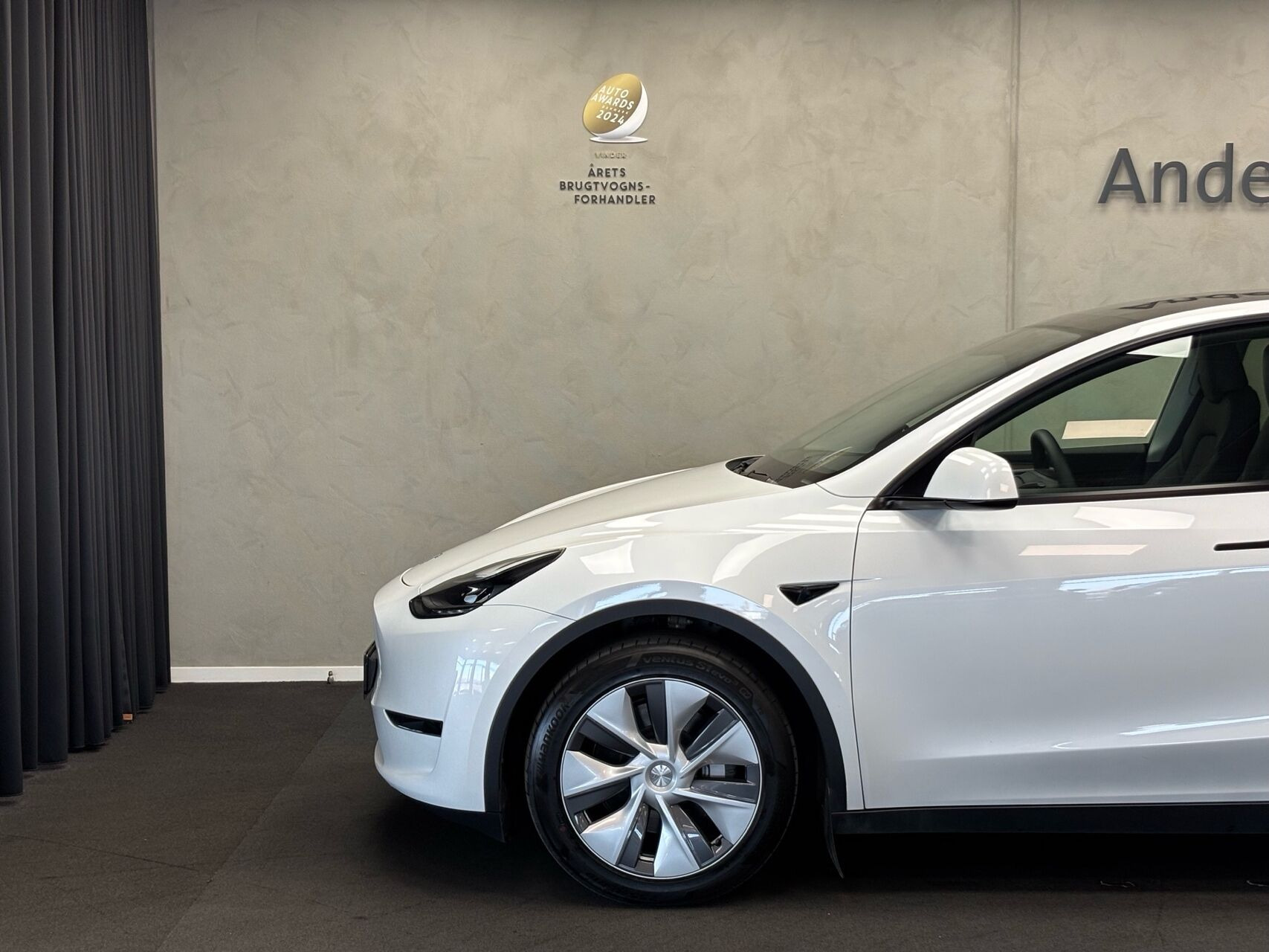 Hvid Tesla Model Y fra 2023