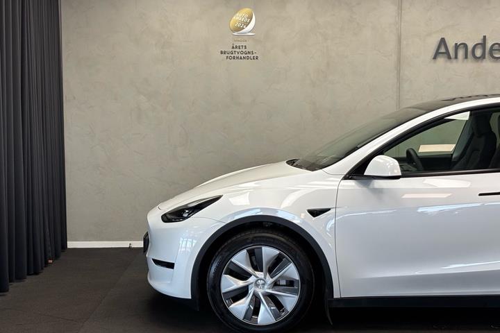 Hvid Tesla Model Y fra 2023