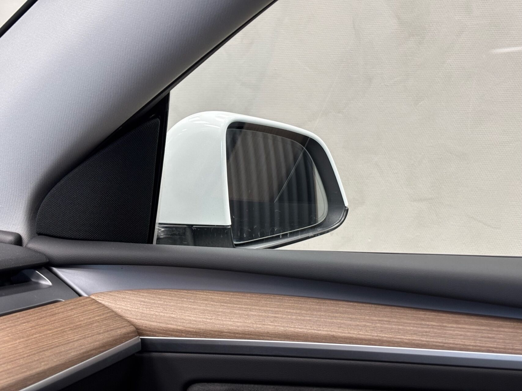 Hvid Tesla Model Y fra 2023