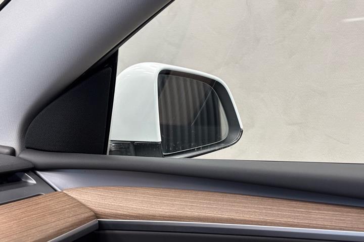 Hvid Tesla Model Y fra 2023