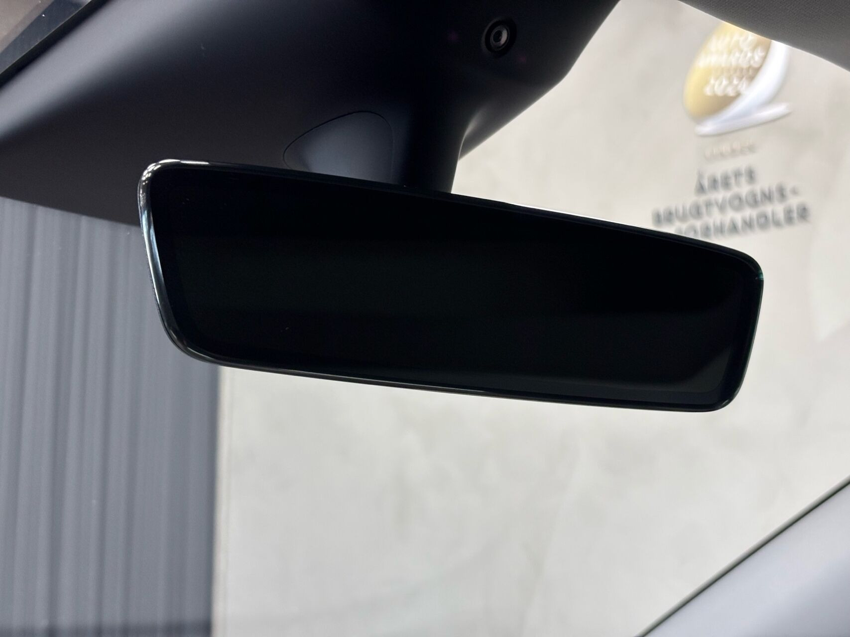 Hvid Tesla Model Y fra 2023