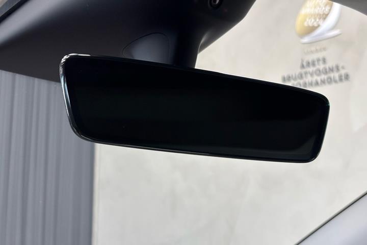 Hvid Tesla Model Y fra 2023