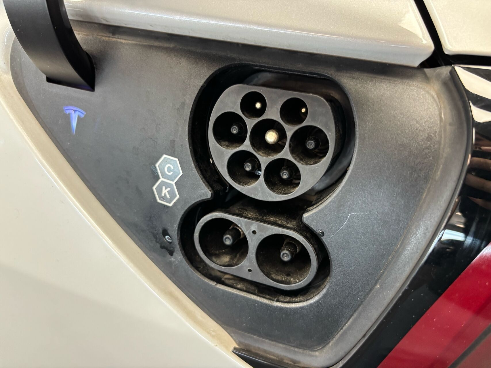 Hvid Tesla Model Y fra 2023