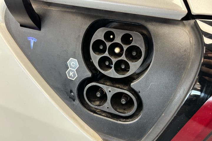 Hvid Tesla Model Y fra 2023