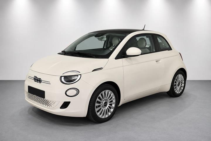 Hvid Fiat 500e fra 2023 set udefra