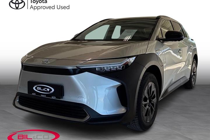 Sølv Toyota BZ4X fra 2025 set udefra