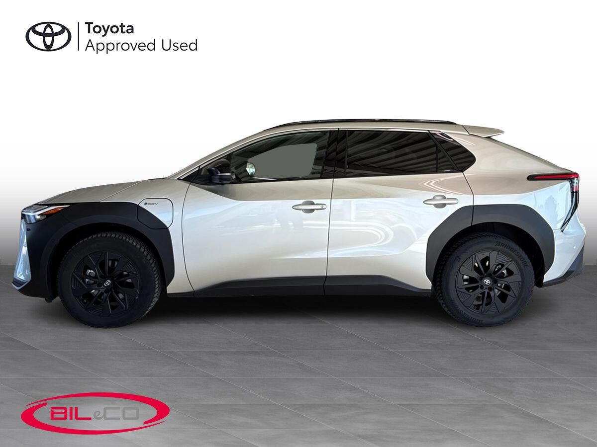 Sølv Toyota BZ4X fra 2025