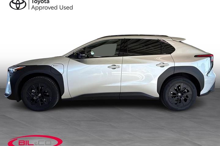Sølv Toyota BZ4X fra 2025