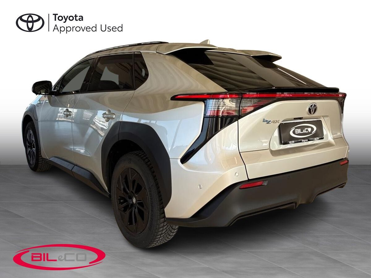 Sølv Toyota BZ4X fra 2025