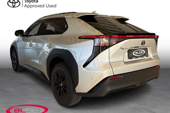 Sølv Toyota BZ4X fra 2025