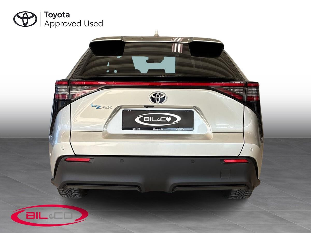 Sølv Toyota BZ4X fra 2025