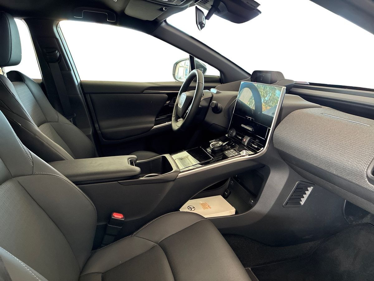 Sølv Toyota BZ4X fra 2025