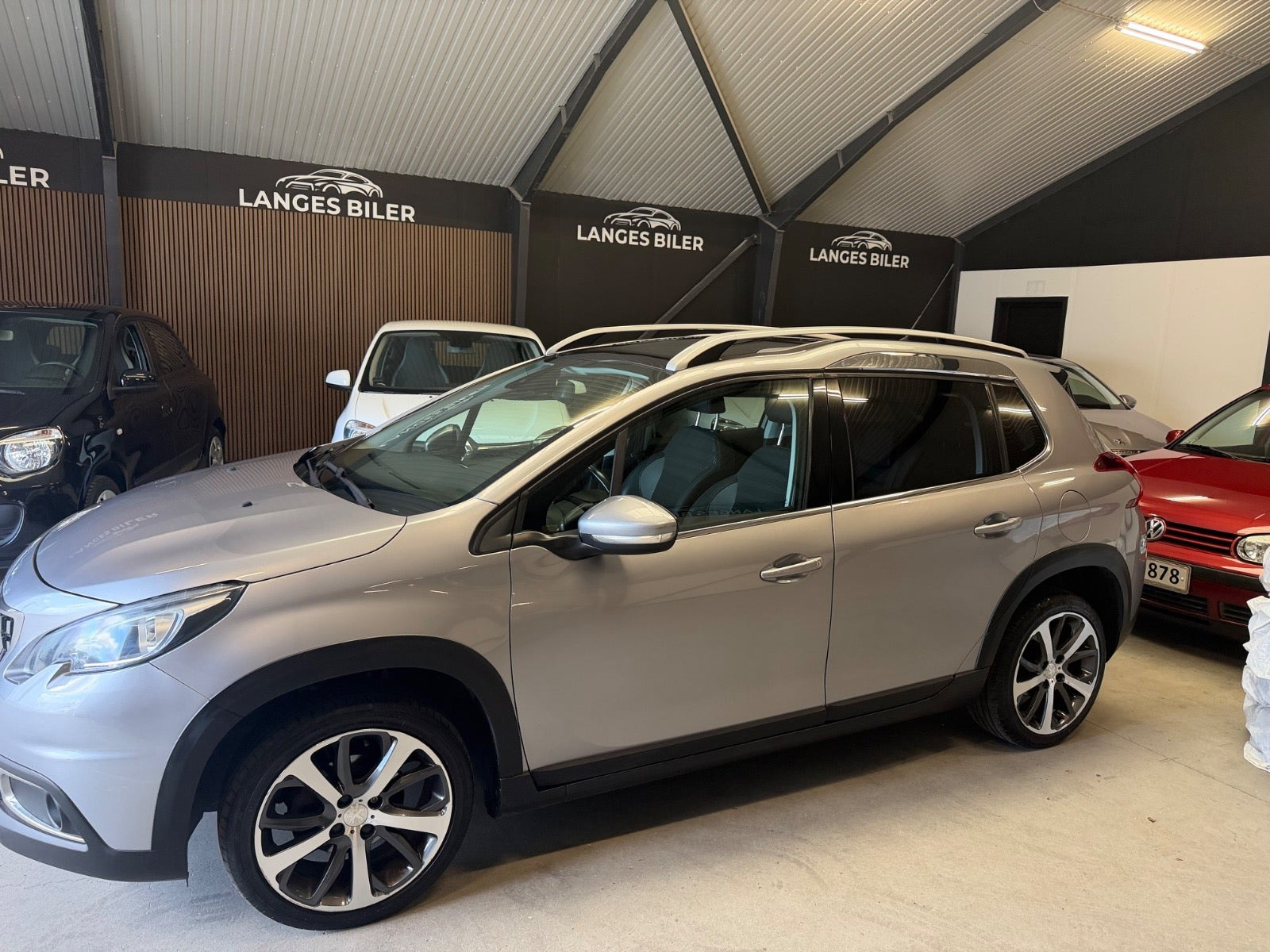 Grå Peugeot 2008 fra 2017