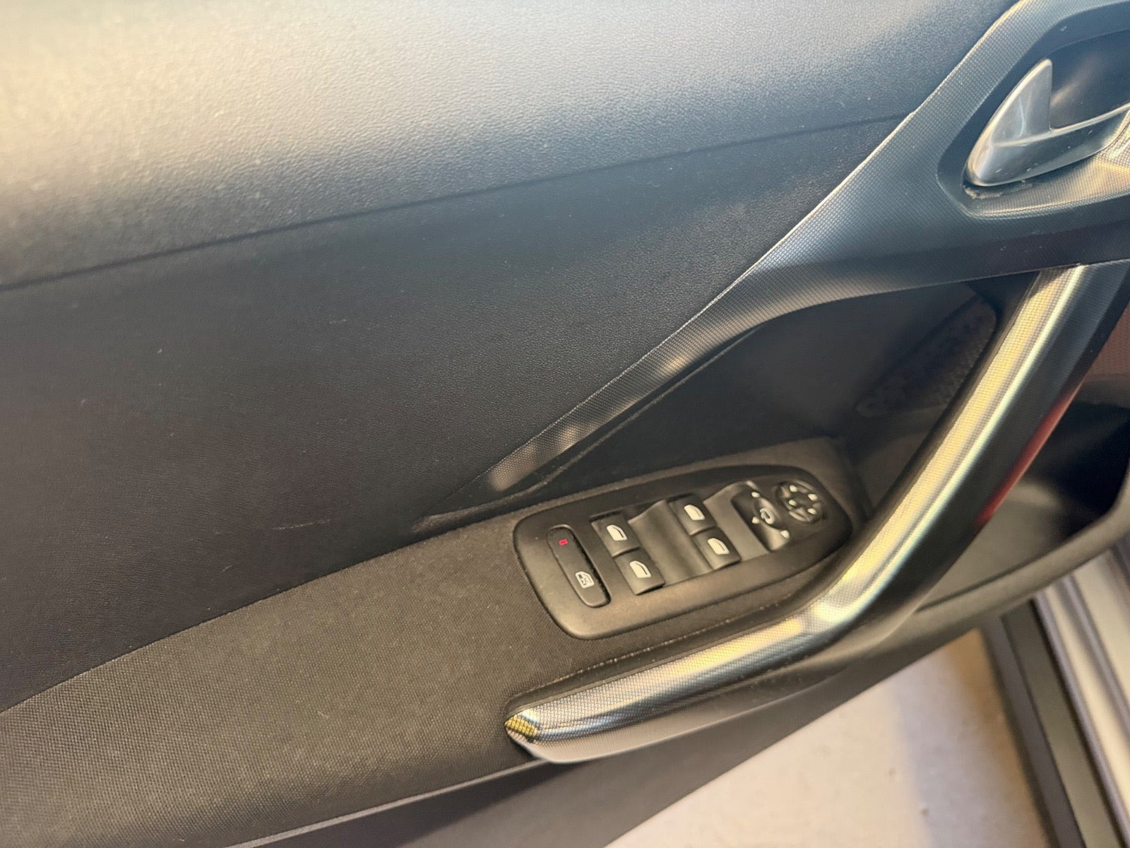 Grå Peugeot 2008 fra 2017