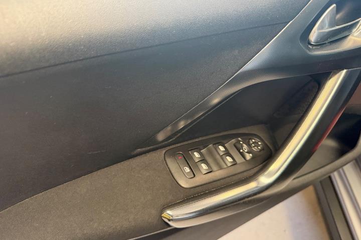 Grå Peugeot 2008 fra 2017