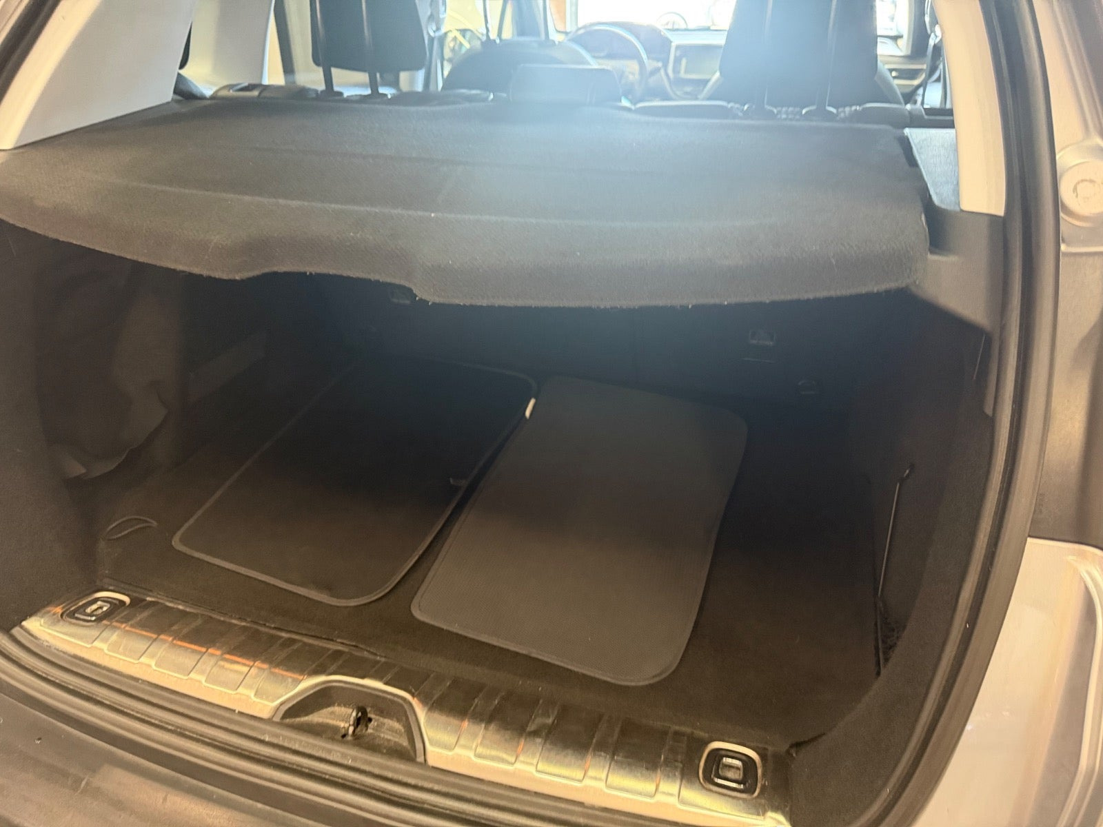 Grå Peugeot 2008 fra 2017