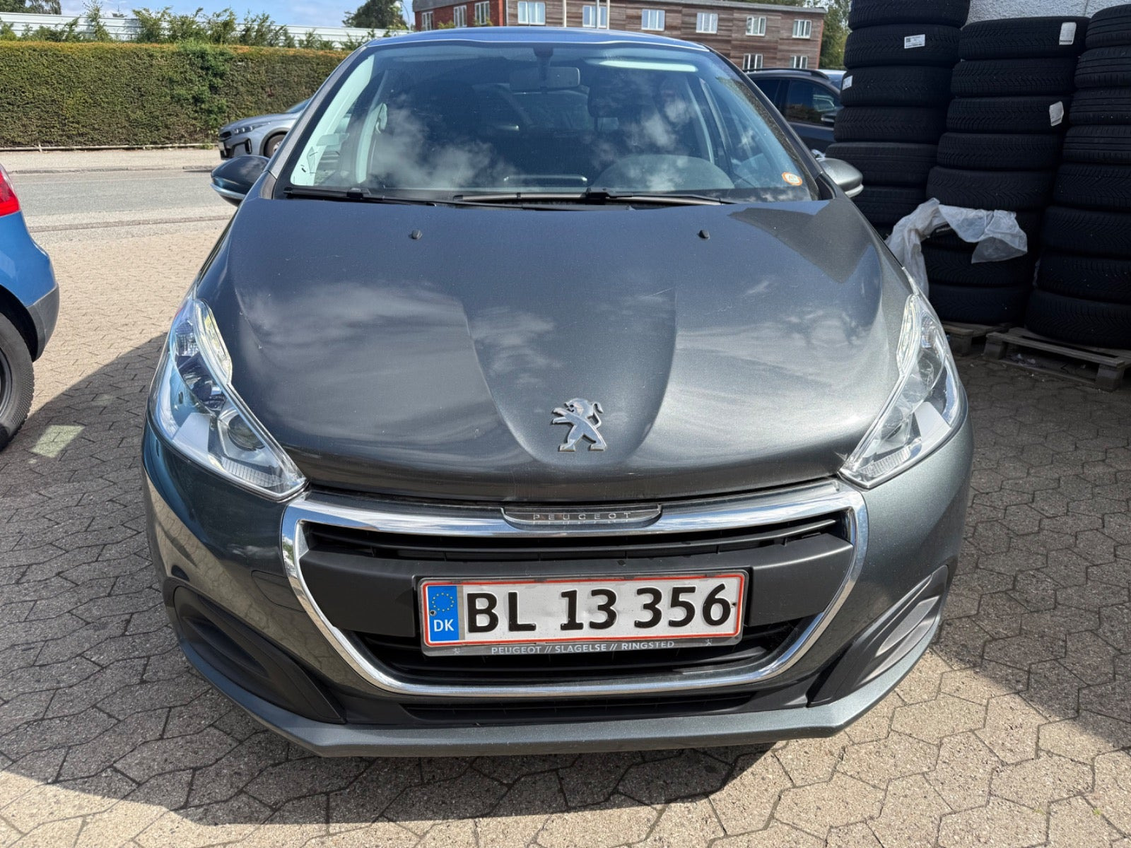 Grå Peugeot 208 fra 2017