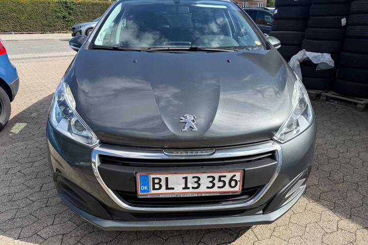 Grå Peugeot 208 fra 2017