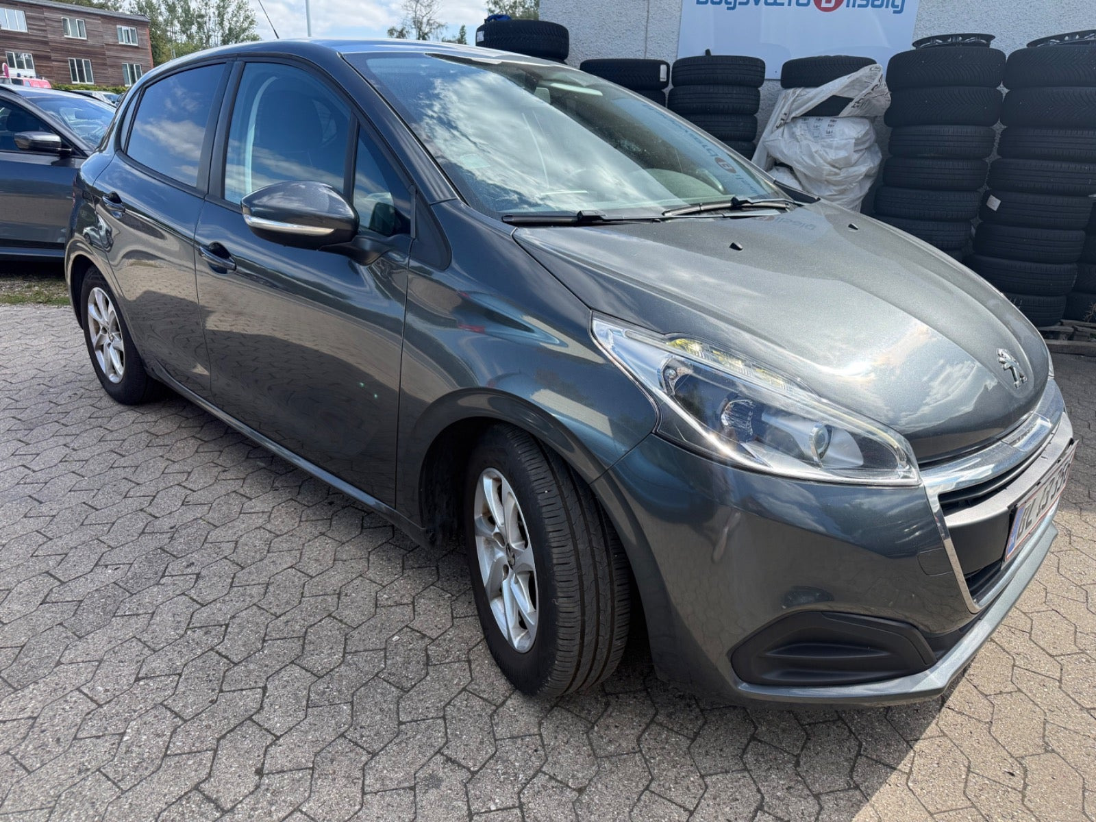 Grå Peugeot 208 fra 2017