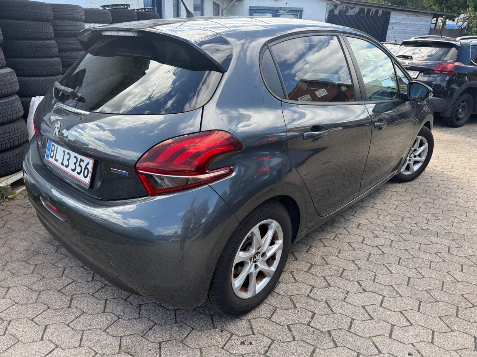 Grå Peugeot 208 fra 2017