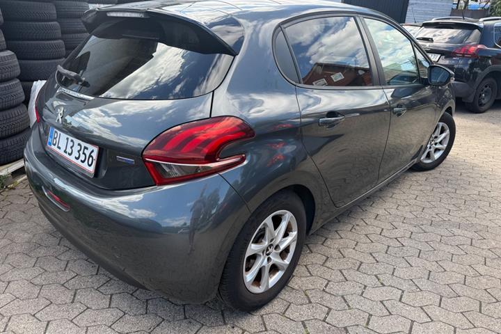 Grå Peugeot 208 fra 2017