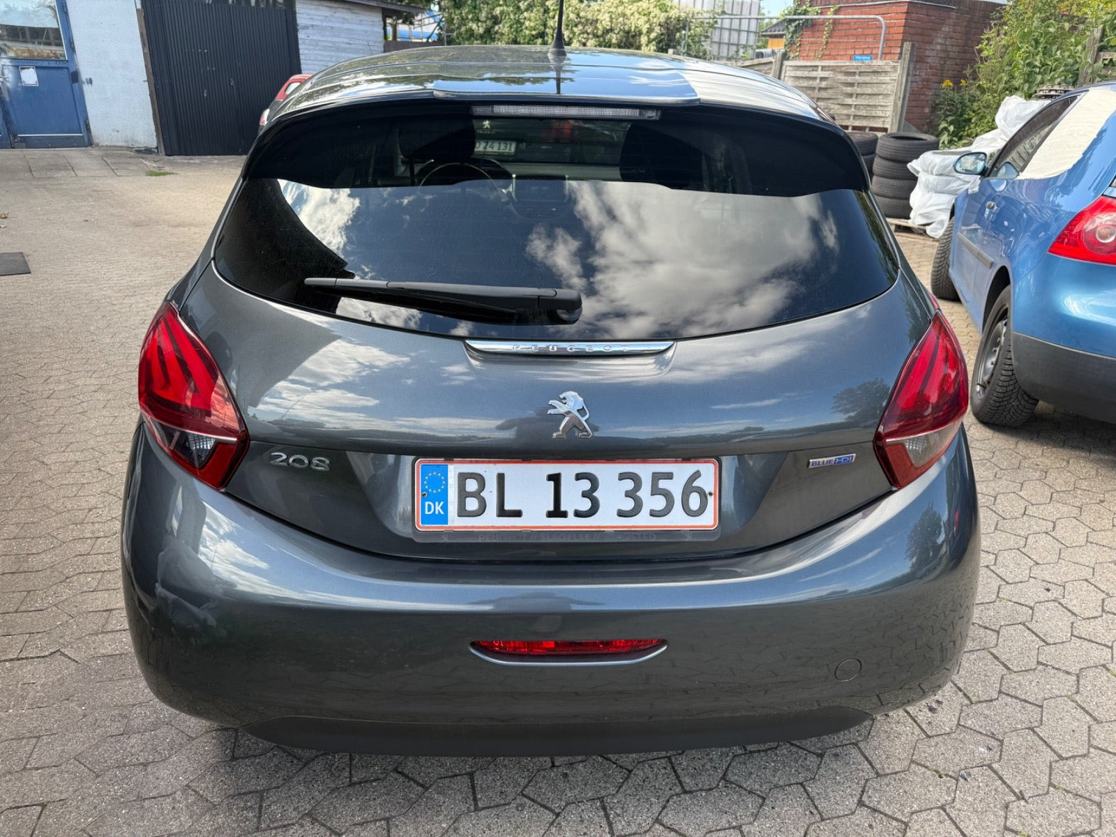 Grå Peugeot 208 fra 2017