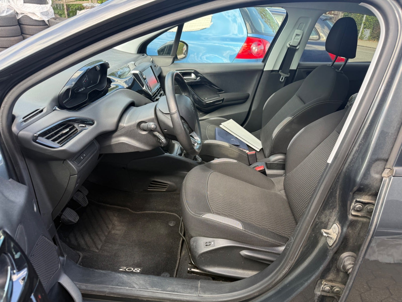 Grå Peugeot 208 fra 2017