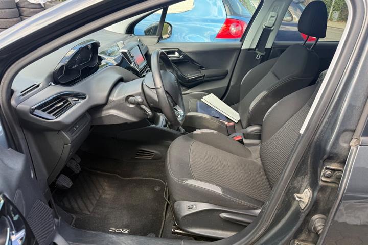 Grå Peugeot 208 fra 2017