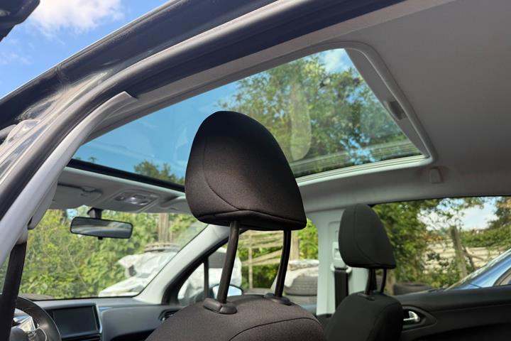 Grå Peugeot 208 fra 2017
