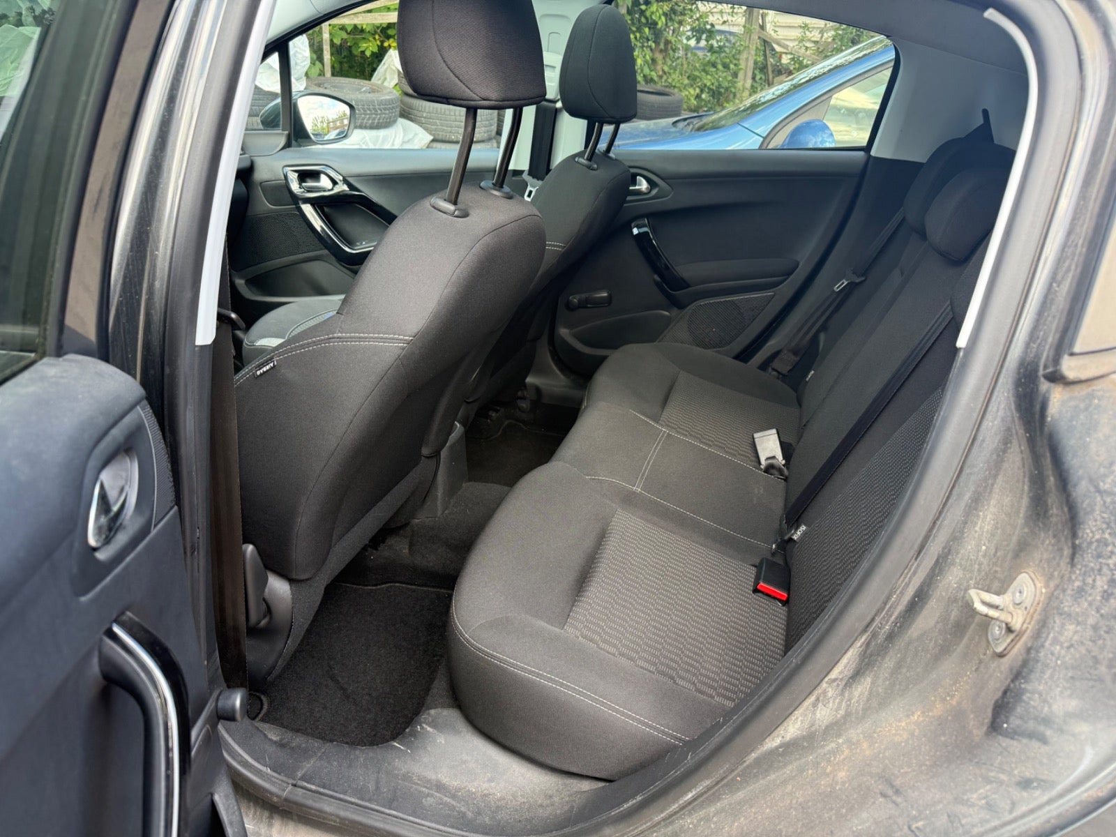 Grå Peugeot 208 fra 2017