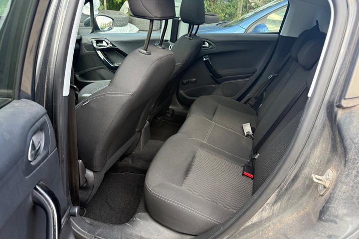 Grå Peugeot 208 fra 2017