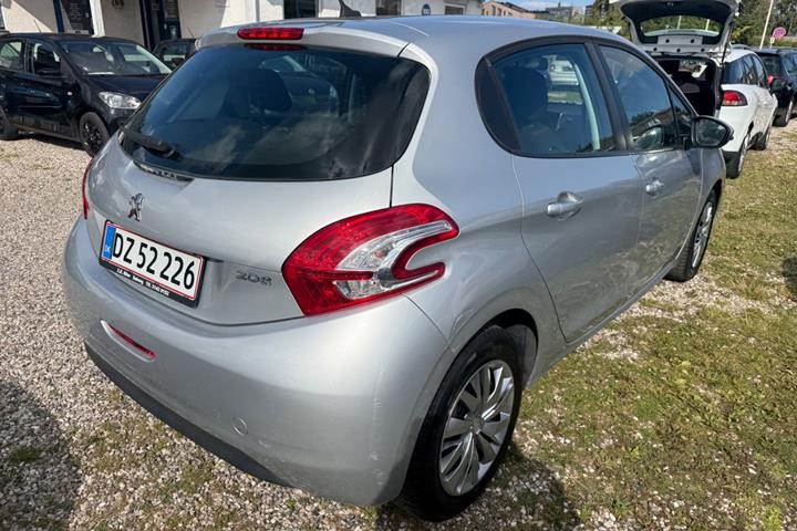 Sølv Peugeot 208 fra 2014