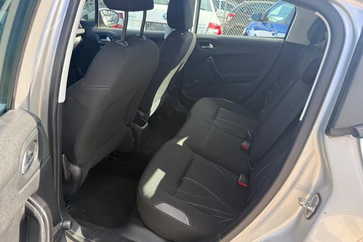 Sølv Peugeot 208 fra 2014