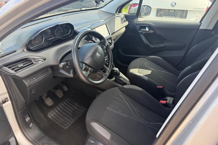 Sølv Peugeot 208 fra 2014