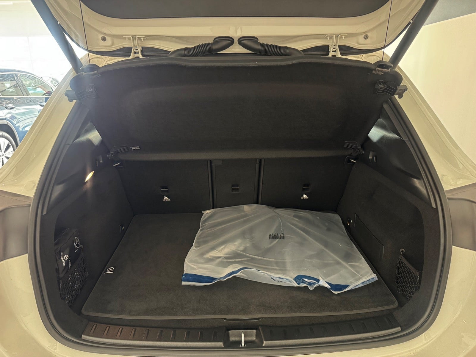 Hvid Mercedes EQA250+ fra 2025