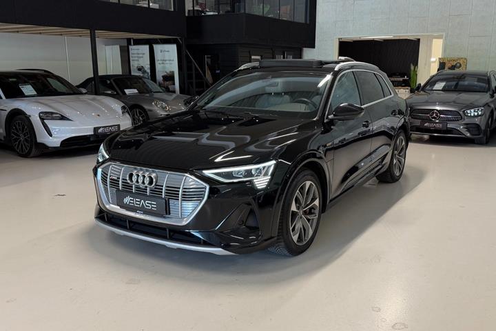 Sort Audi e-tron fra 2021 set udefra