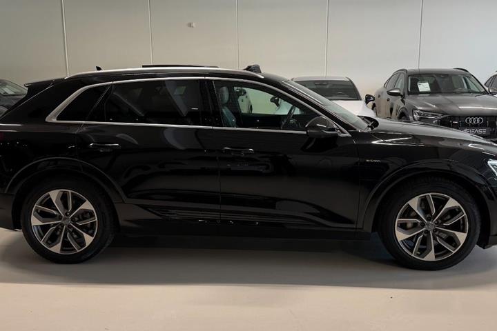 Sort Audi e-tron fra 2021