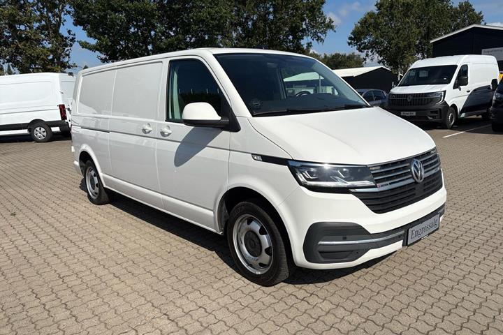 Hvid VW Transporter fra 2024