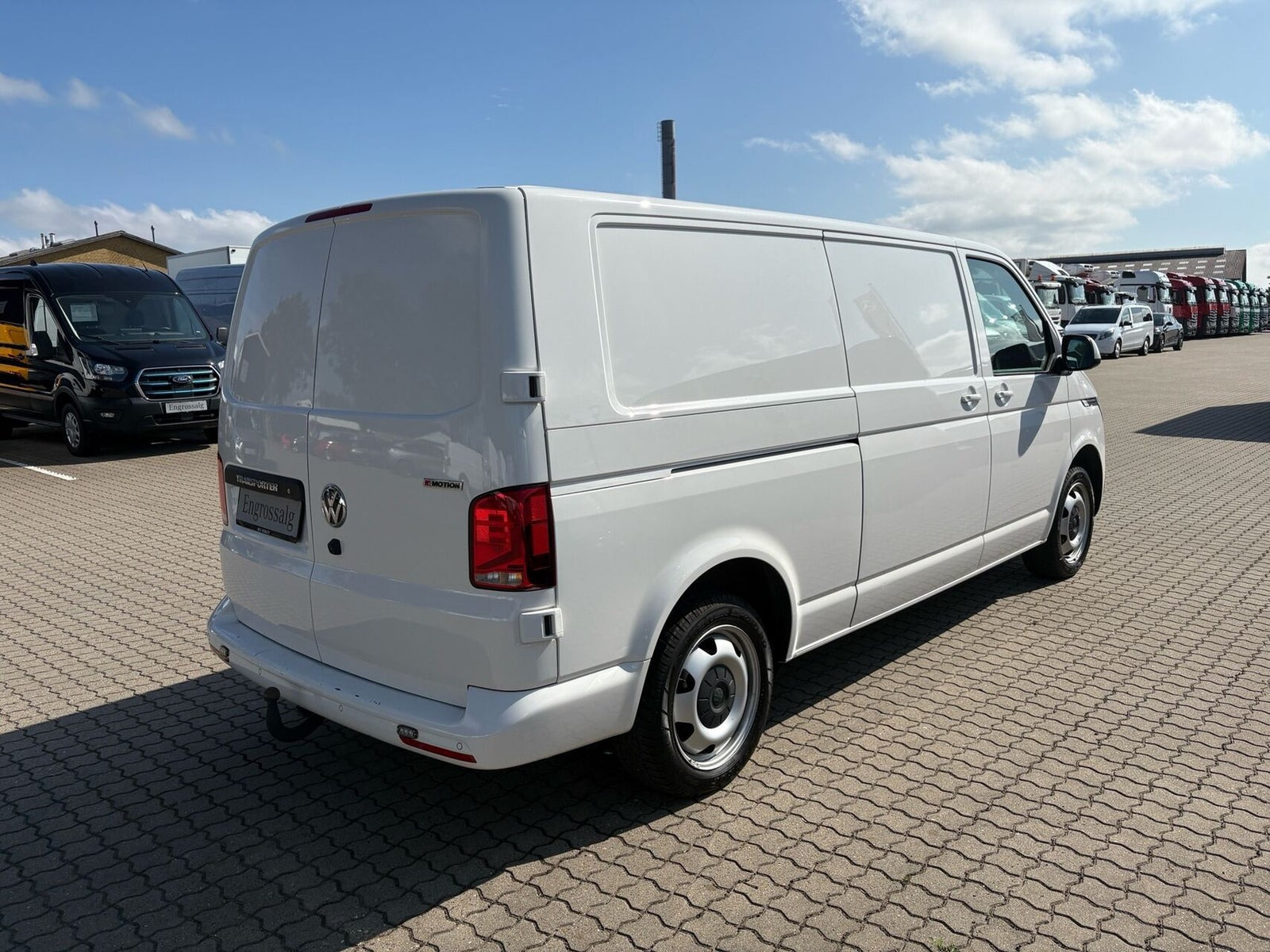 Hvid VW Transporter fra 2024