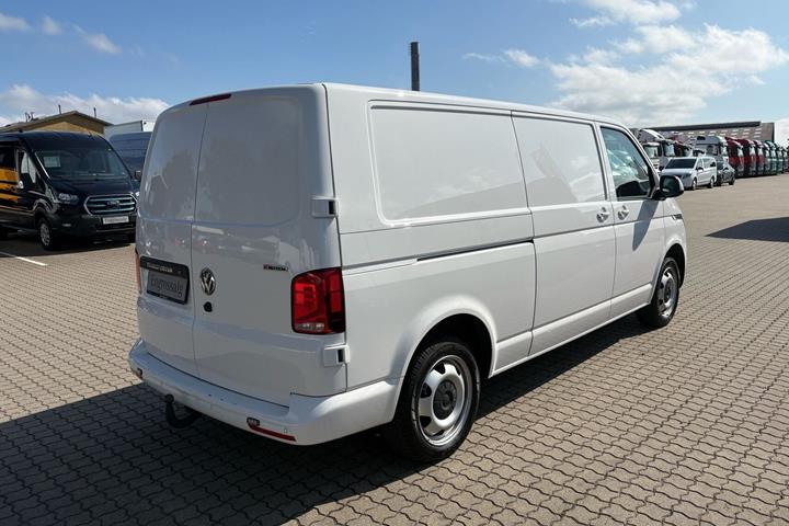 Hvid VW Transporter fra 2024